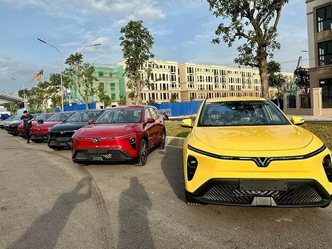 Những chiếc MPV điện VinFast Limo Green đầu tiên được bàn giao đến tay khách Việt