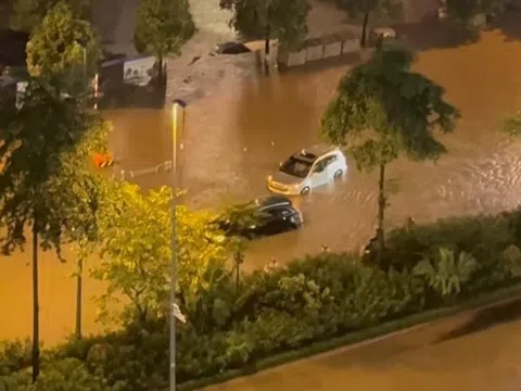 Hà Nội ngập sâu sau trận mưa "như trút nước", chuyên gia cảnh báo thời tiết cực đoan sẽ còn tiếp diễn