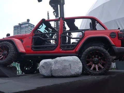 Jeep Wrangler Unlimited Rubicon bản độ "trần trụi" xuất hiện tại Việt Nam: Cá tính, phá cách và đầy công nghệ