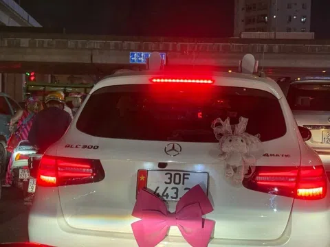 Xác minh chủ xe Mercedes "cố tình" gắn nơ hồng để che biển số