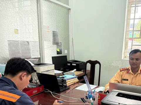 Tài xế xe rác lạng lách, quay đầu nguy hiểm giữa đường đông bị CSGT xử phạt