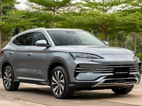 Khoảnh khắc chiếc BYD Sealion 6 bị sét đánh liên tiếp dưới mưa bão