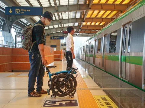 Hanoi Metro khuyến nghị hành khách nên hạn chế mang xe đạp gấp dùng pin lithium lên tàu