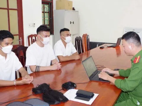 Triệu tập ba thanh niên dàn dựng clip phản cảm trên xe Mercedes để “câu view”