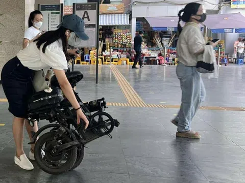 Hà Nội Metro nói gì trước thông tin "cấm" xe điện lên tàu? Đây là cách các quốc gia trên Thế giới đang thực hiện