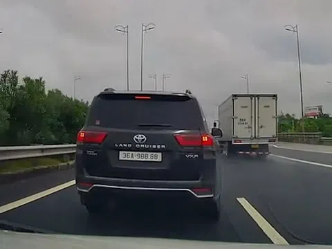 Toyota Land Cruiser phanh gấp giữa làn 120 km/giờ, cư dân mạng phẫn nộ vì quá nguy hiểm