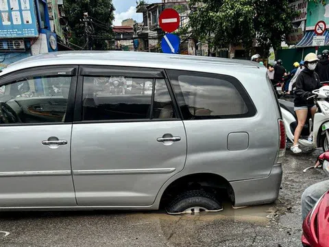 Liên tiếp xảy ra các vụ sụt lún mặt đường tại Hà Nội: Nguy hiểm rình rập người đi đường