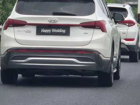 Hyundai Santa Fe che biển số bằng dòng chữ lạ trên cao tốc - Tài xế đối diện với án phạt hàng chục triệu đồng?