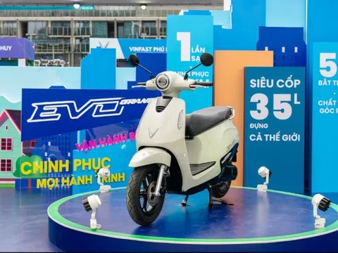 Pin tháo rời xe máy điện: Sạc thế nào để tránh chai pin?