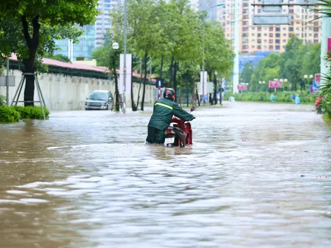 Đi qua vùng ngập, xe máy tiềm ẩn nguy cơ gì và cần bảo dưỡng ra sao?