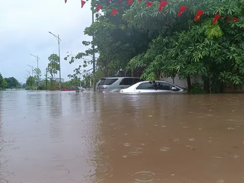 Mưa lớn biến chung cư ở Hà Nội thành “ốc đảo”, hầm xe hàng trăm ô tô bị đe dọa