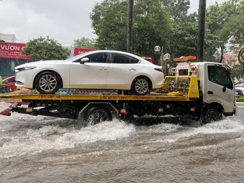 Hà Nội mưa lớn, hàng loạt ô tô chết máy, cứu hộ hoạt động quá tải