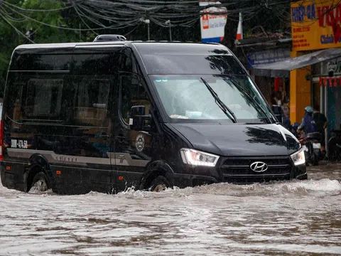 Kinh nghiệm lái xe an toàn mùa mưa bão: Khi nào nên đi qua đoạn ngập, khi nào nên quay đầu?