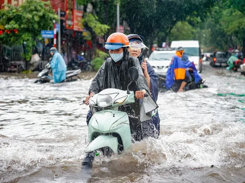 Dân công sở Hà Nội "bơi" trong nước lũ sáng 26/8 vì nhiều tuyến phố ngập sâu