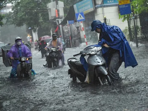 Đi xe máy mùa mưa ngập, làm gì để tránh cảnh "chết máy - tốn tiền"?