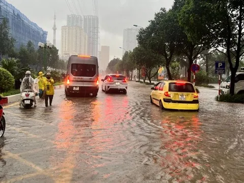 Kinh nghiệm vàng cho tài xế khi ô tô bị kẹt trong vùng ngập