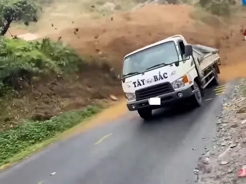 Thót tim cảnh xe tải vừa đi qua thì hàng trăm khối đất đá đổ ập xuống đường quốc lộ