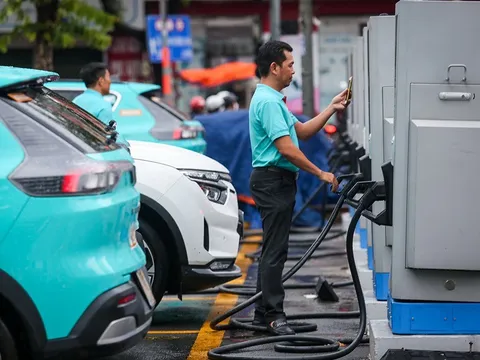 Người dùng phản ứng ra sao khi VinFast giảm thời gian miễn phí đỗ xe sau khi sạc đầy?