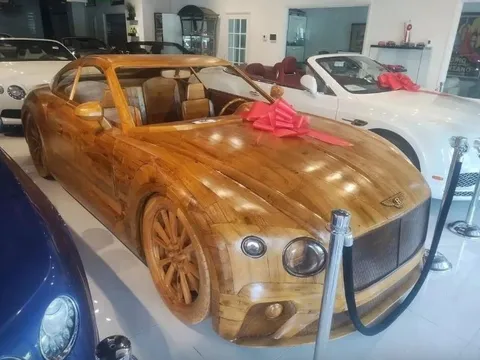 Chiêm ngưỡng Bentley làm hoàn toàn từ gỗ, giá ngang ngửa xe sang thật