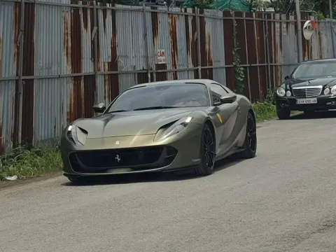 Mãn nhãn Ferrari 812 GTS mui trần màu xanh rêu nhám chạy phố Thủ Đức