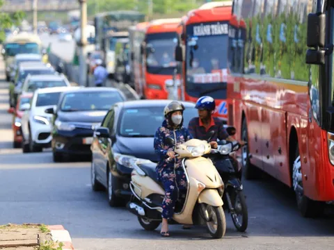 Trở lại thành phố sau kỳ nghỉ lễ 2/9: Mẹo lái ô tô an toàn để vượt qua cảnh kẹt xe căng thẳng?