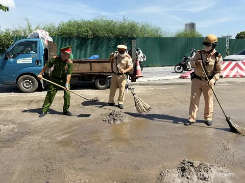 Vỡ téc dầu trên ô tô tải, dầu tràn ra đường Lê Quang Đạo kéo dài