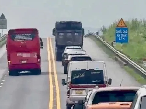 Camera hành trình của người dân “tố” xe khách vượt ẩu, tài xế lĩnh phạt nặng