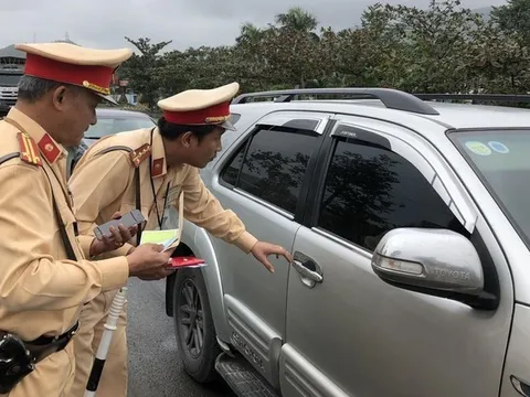 Hành khách ngồi ghế sau không thắt dây an toàn, tài xế ô tô có thể bị phạt tới 1 triệu đồng