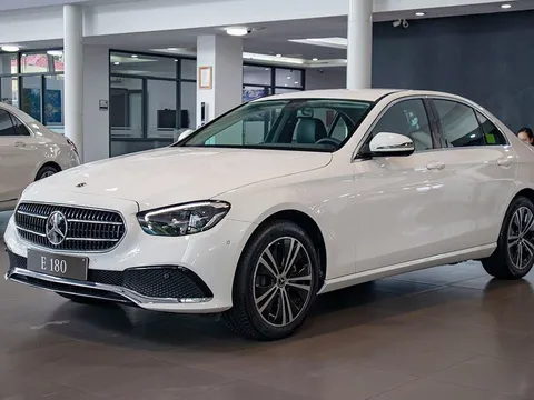 Mercedes-Benz E-Class giảm giá kỷ lục để "dọn kho", giá bản "base" tiệm cận Toyota Camry