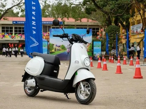 Phụ huynh phân vân: Nên mua xe máy xăng 50cc hay xe máy điện VinFast cho con em đi học?