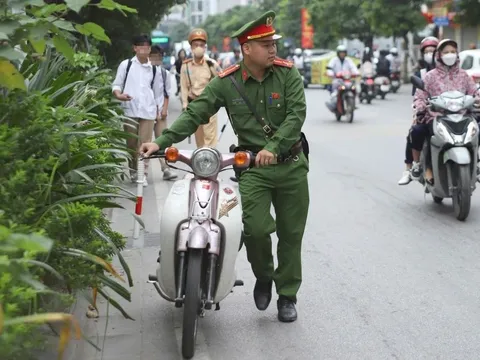 Hà Nội: Nhiều học sinh biện minh không đội mũ bảo hiểm vì "nhà gần", "sợ hỏng tóc"