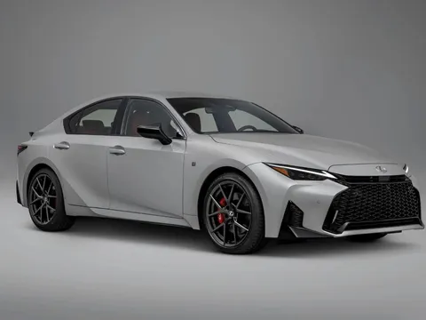 Lexus IS 2026 nhận nhiều ý kiến trái chiều vì ngày càng "hao hao" người anh em Toyota