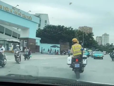 CSGT Hà Nội bế nữ bệnh nhân bất ngờ co giật vào viện giữa giờ cao điểm