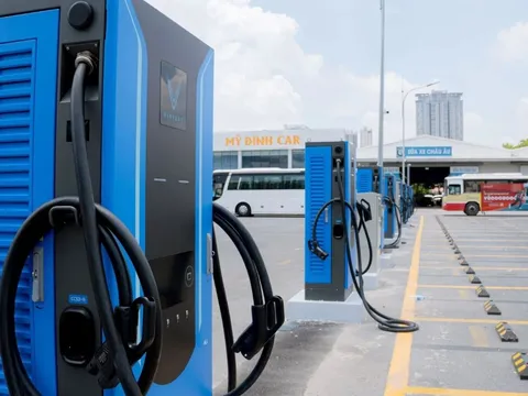 Khám phá trạm sạc V-Green “triệu đô” tại Hà Nội: 70 xe điện cùng sạc một lúc