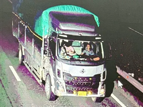 350 tài xế bị "tóm" qua camera giám sát trên cao tốc vì không thắt dây an toàn