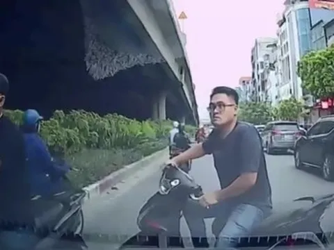 Hai thanh niên đi xe máy ngược chiều, chặn đầu ô tô giữa giờ cao điểm ở Hà Nội