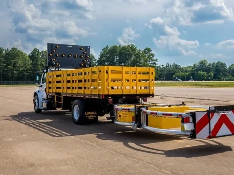 “Lá chắn cứu mạng” trên cao tốc mà các quốc gia đang sử dụng: Giải pháp bảo vệ xe tưới cây và công nhân bảo trì