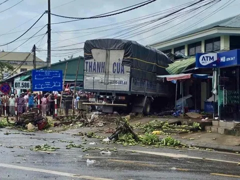 Tai nạn kinh hoàng: Xe tải mất phanh lao vào chợ, 12 người thương vong
