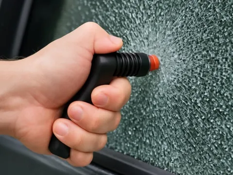 Vì sao búa phá kính là ‘vũ khí sinh tồn’ không thể thiếu trên xe ô tô?