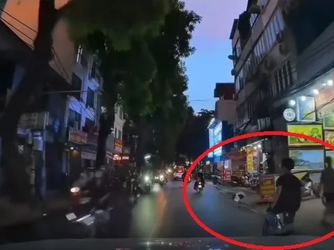 Đi xe đạp bỏ cả 2 tay giữa phố đông, nam sinh ngã nhào trước đầu ô tô