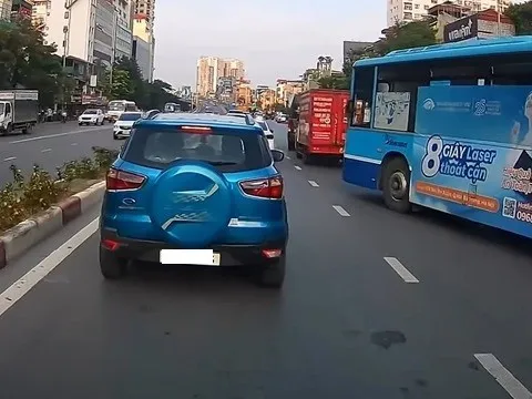 Tài xế ô tô con "thót tim" khi bị xe buýt tạt đầu giữa phố vào giờ cao điểm