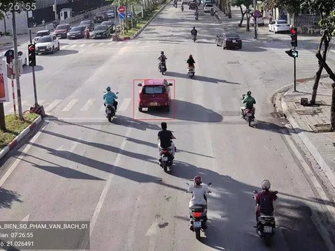 Camera AI "soi" nửa ngày: Phát hiện hơn 1.400 xe vượt đèn đỏ trên một tuyến phố tại Hà Nội