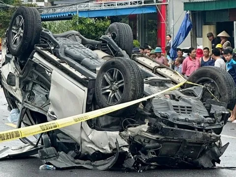 Vượt cua đường trơn, Fortuner lật ngửa sau khi tông người đi xe máy ở Hưng Yên