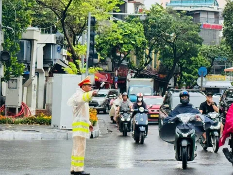 Hoàn lưu bão số 10 gây mưa dồn dập ở Hà Nội, nguy cơ ngập úng tăng cao