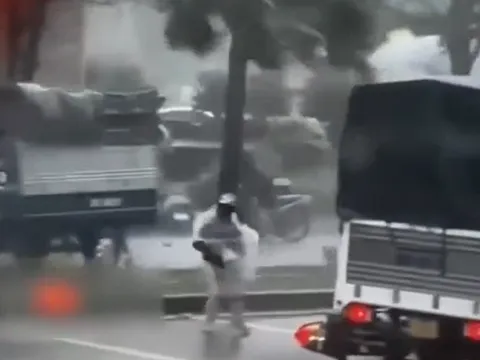 Bão số 10: Cảm động hình ảnh tài xế xe tải biến xe thành "tường chắn gió" bảo vệ người đi đường