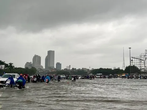 Hà Nội phát tín hiệu báo động lũ, cư dân nội thành lo ngại 65 điểm dễ ngập sâu