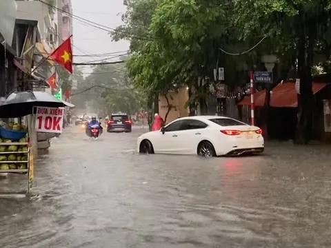 Hà Nội và các tỉnh miền Bắc chìm trong mưa lũ, giao thông nhiều nơi bị chia cắt