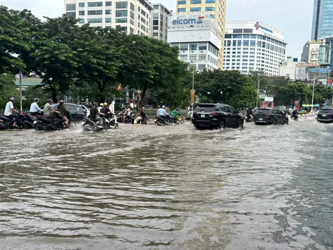 Nhiều tuyến đường Hà Nội thành "ao hồ" sau mưa lớn, người dân chật vật lội nước đi làm