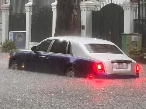 Hà Nội ngập diện rộng sau mưa lớn, loạt xe sang tiền tỷ chìm trong "biển nước"