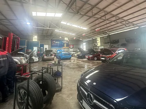 Hà Nội ngập sâu khiến hàng trăm xe "đổ bệnh", các garage phải hoạt động hết công suất
